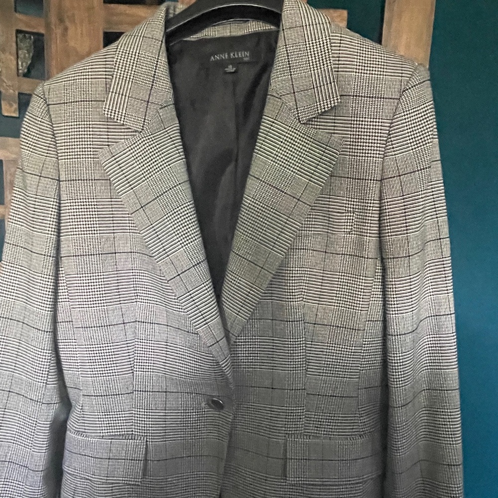 Wonderful Anne Klein grey plaid blazer, US 10, EUC.